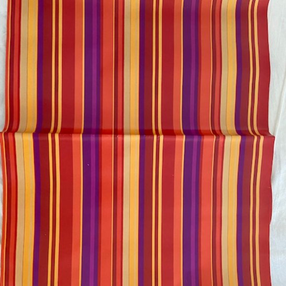 - Thick quality smooth shiny gift wrap paper - Picture 7 of 16